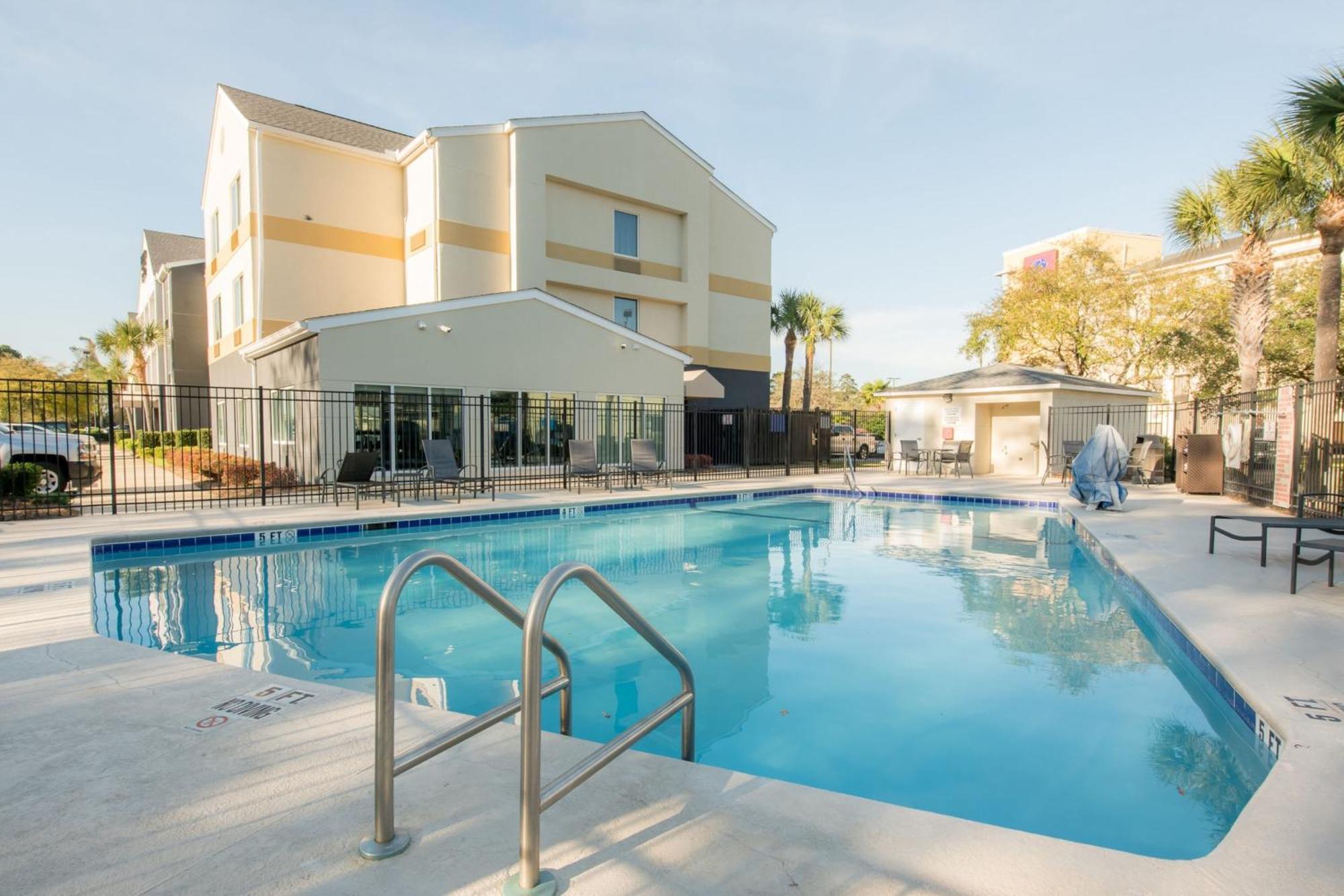 Fairfield Inn Suites Brunswick Exterior photo